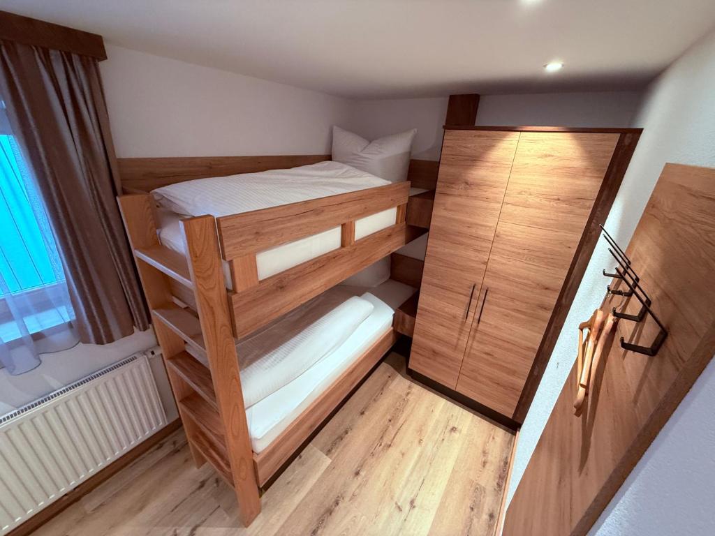 Postel nebo postele na pokoji v ubytování Marlis Apartments
