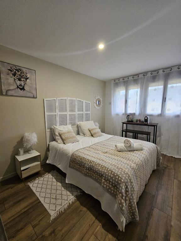 une chambre avec un grand lit et deux fenêtres dans l'établissement Chambre plume, à Sainte-Geneviève-des-Bois