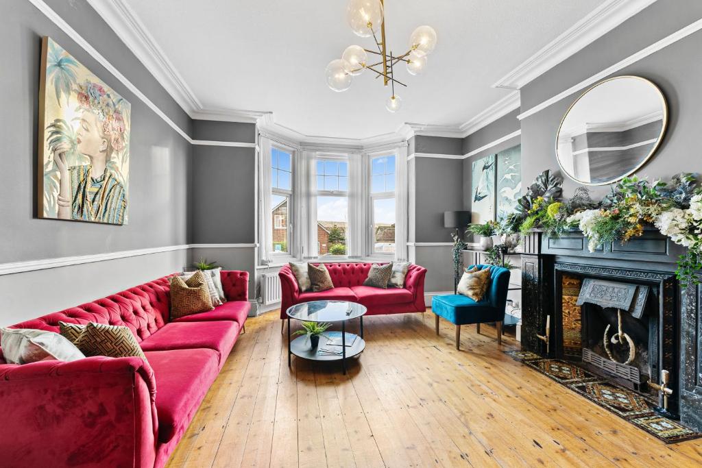 O zonă de relaxare la 7 Bedroom Abode of Robin Hoods Bay - Hot-tub - Pets