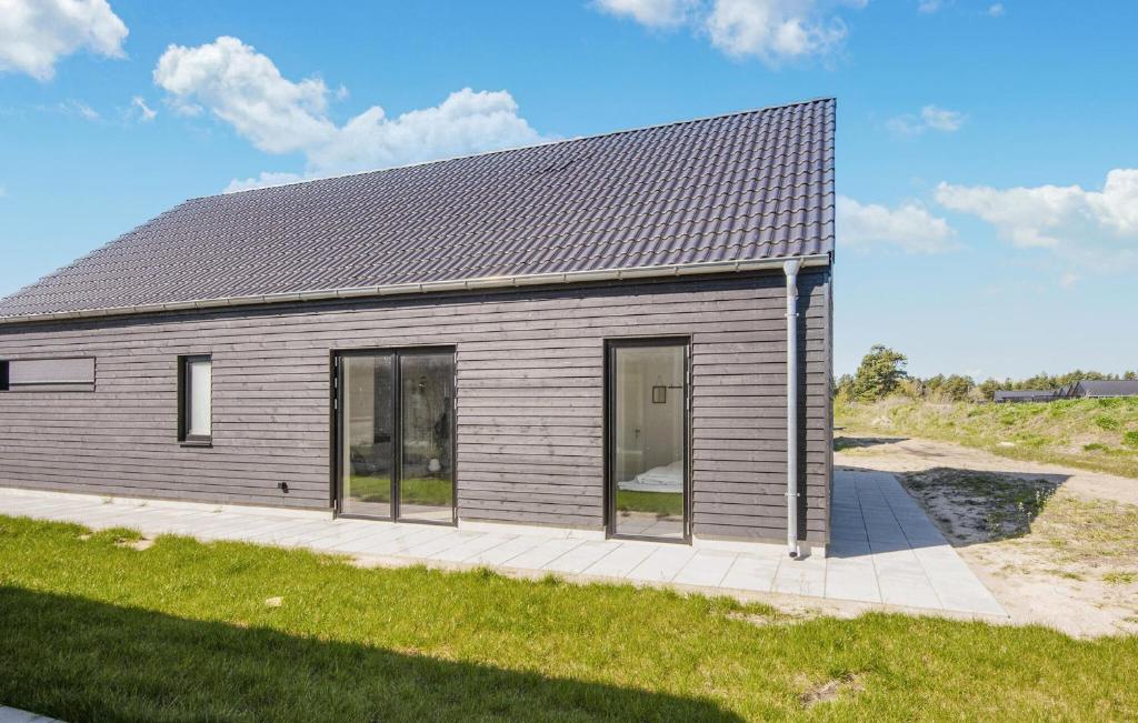 a small house with a gray roof at Pet Friendly Home In Rømø With Wifi in Kongsmark