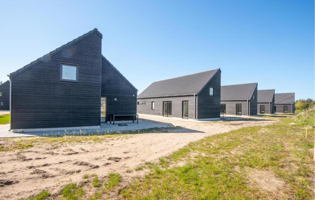 a row of homes with black siding at Awesome Home In Rømø With Wifi in Kongsmark