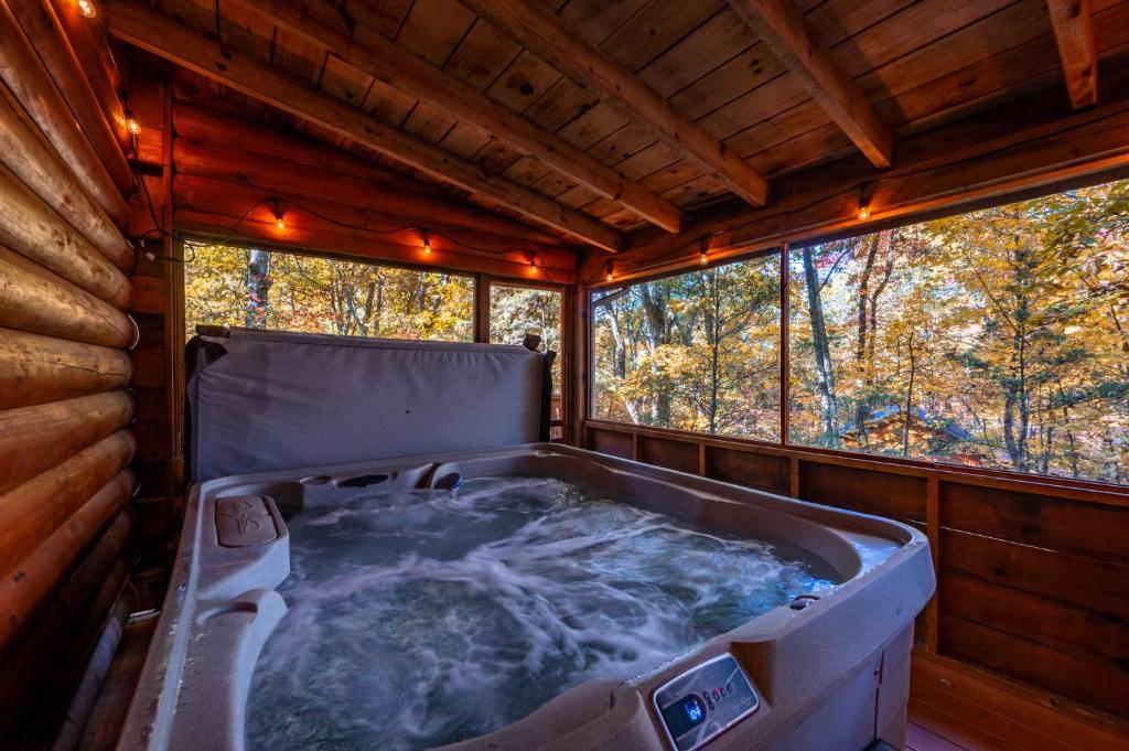 una bañera en la parte trasera de una casa del árbol en Bearolina On My Mind, en Pigeon Forge