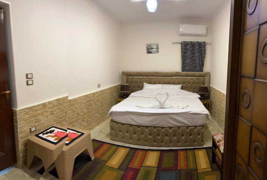 เตียงในห้องที่ FAMILY HOUSE of ISIS
