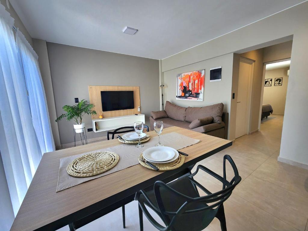 - une table à manger avec 2 chaises et un canapé dans l'établissement Emilio Jofre IV - Céntrico, amplio y luminoso, à Villa Marini