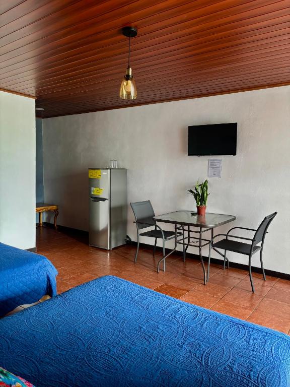 TV a/nebo společenská místnost v ubytování Monteverde Ecolodge