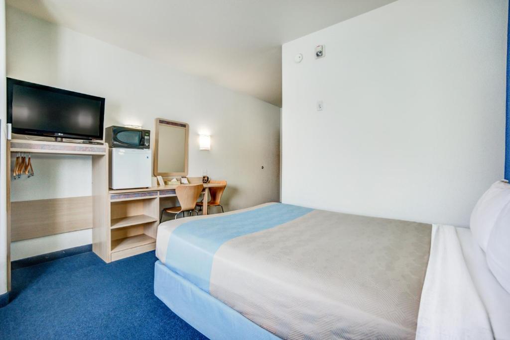 Postel nebo postele na pokoji v ubytování Motel 6-Red Deer, AB