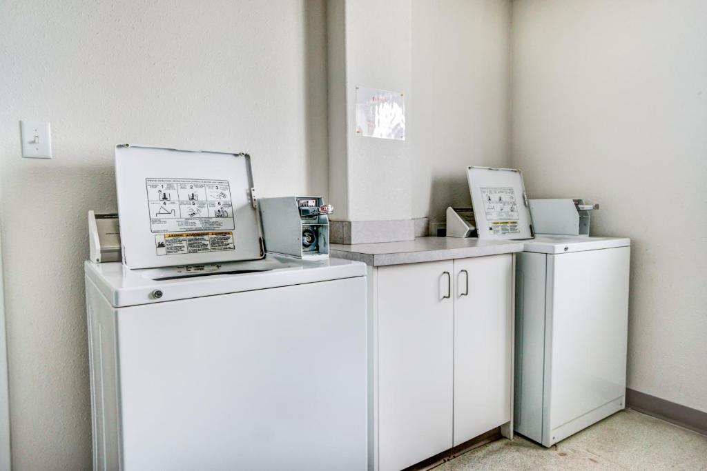 Kuchyň nebo kuchyňský kout v ubytování Motel 6-Red Deer, AB