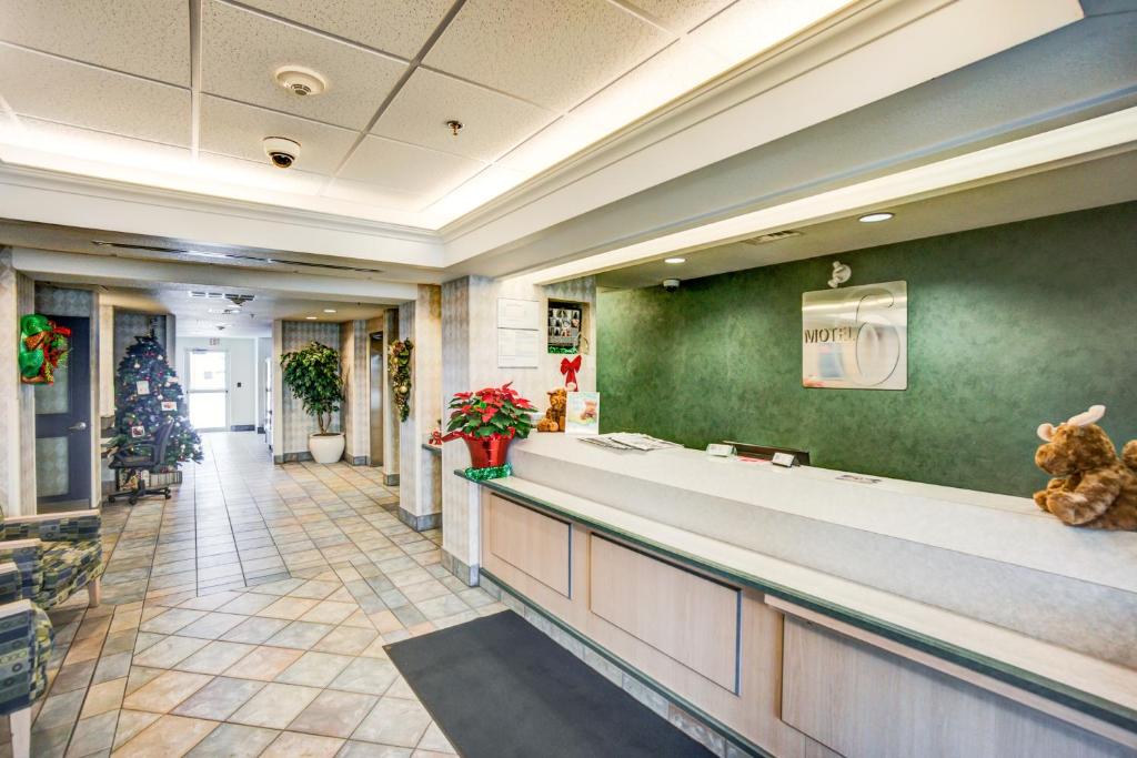 Vstupní hala nebo recepce v ubytování Motel 6-Red Deer, AB