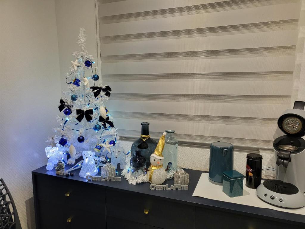 Un árbol azul de Navidad sentado en un tocador en Gîte Le Chêne pommier proche Honfleur, en Fatouville-Grestain
