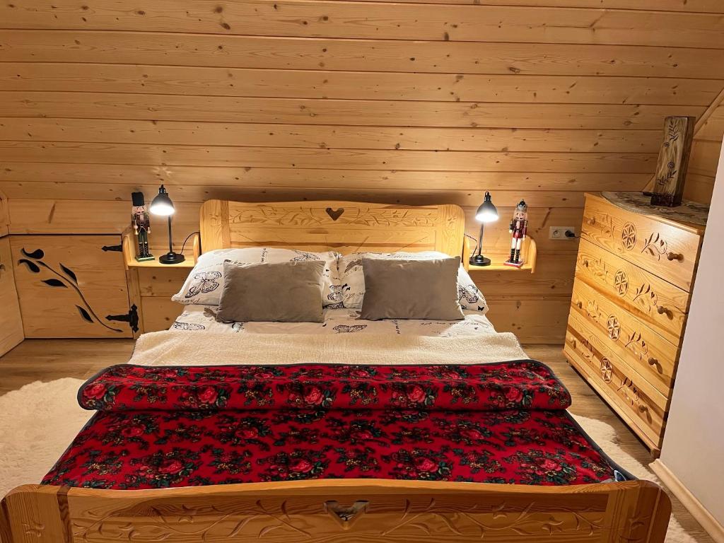 Posteľ alebo postele v izbe v ubytovaní Mazury "Willa Ślimakowo" w Pasymiu z jakuzzi, sauną, pomostem