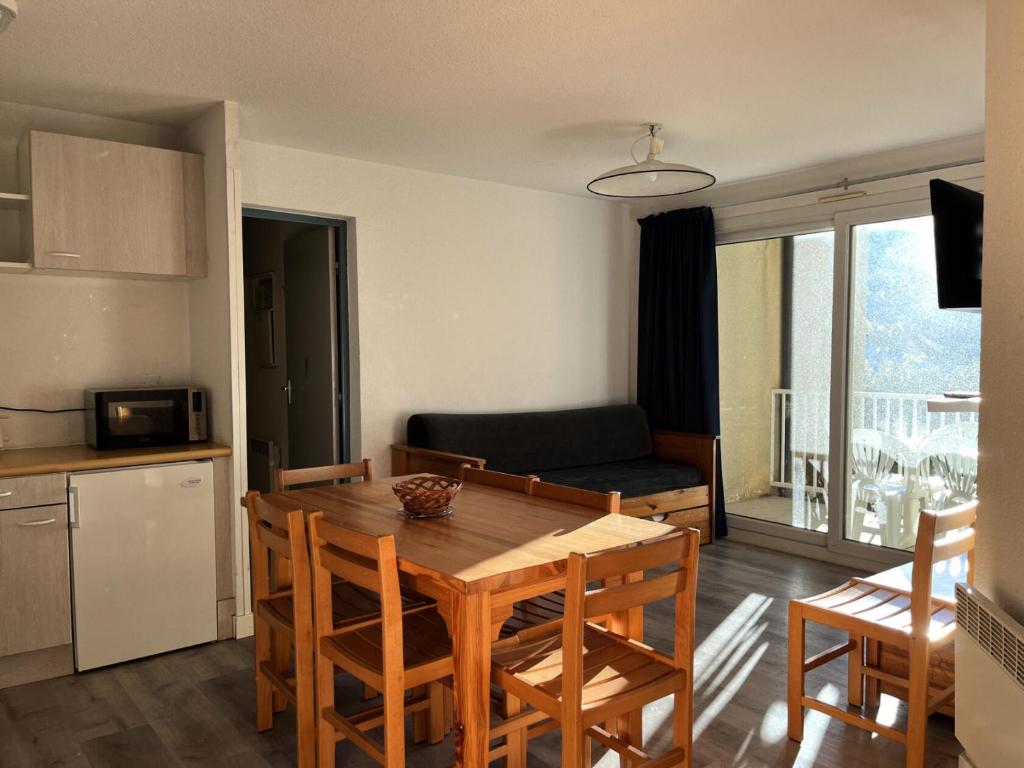 une cuisine et un salon avec une table et un canapé dans l'établissement Résidence Balcons Du Soleil 1 - T2/6pers BALCONS DU SOLEIL 23-Peyresourde MAE-9434, à Germ