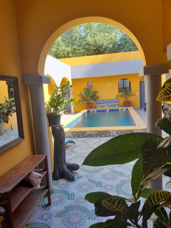 Hotel Chez Fatima et Hervé, a room with a swimming pool in a house at Chez Fatima et Hervé in Somone