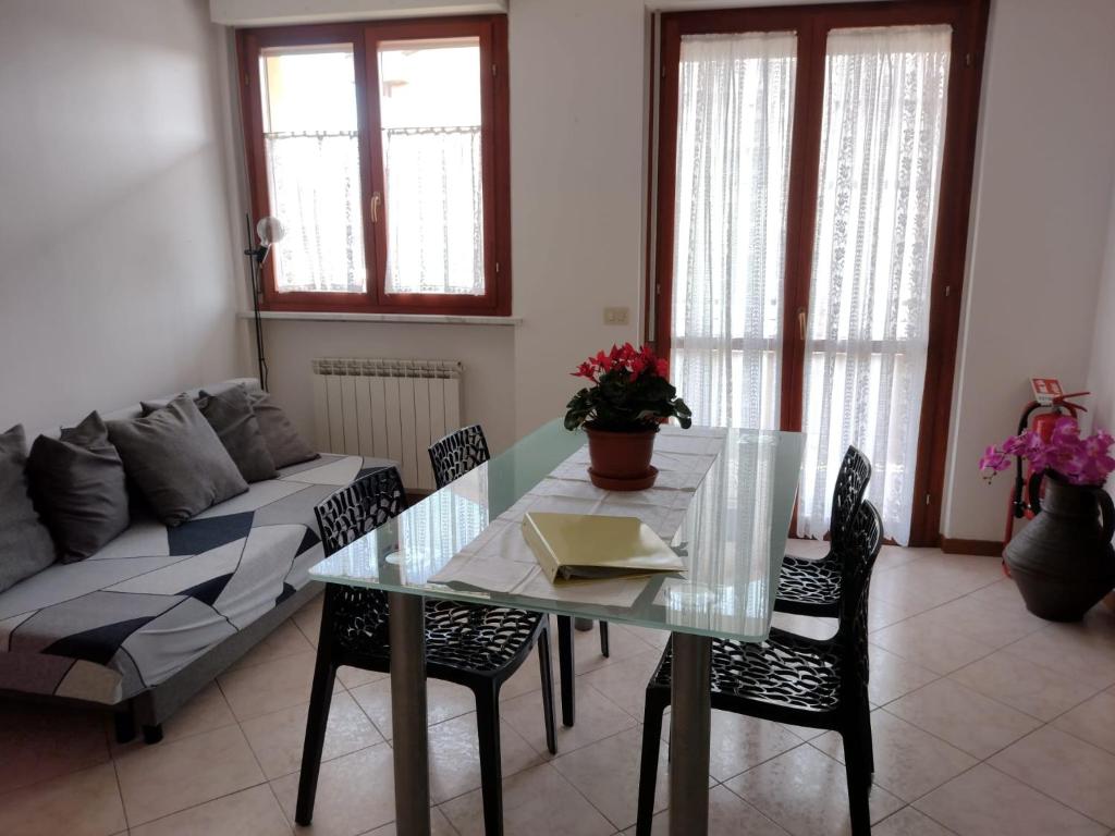 un soggiorno con un tavolo di vetro e un divano di Da Lellina ad Arezzo