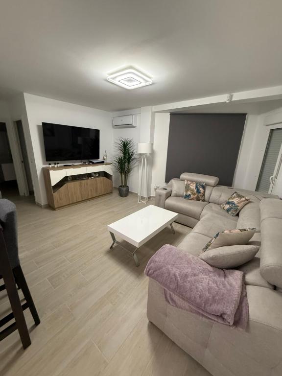 una sala de estar con un sofá y una mesa en Apartamento Heliomar, en Málaga