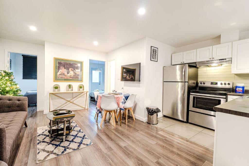 a kitchen and living room with a table and chairs at Cozy 2-Bedroom in Griffintown in Montréal
