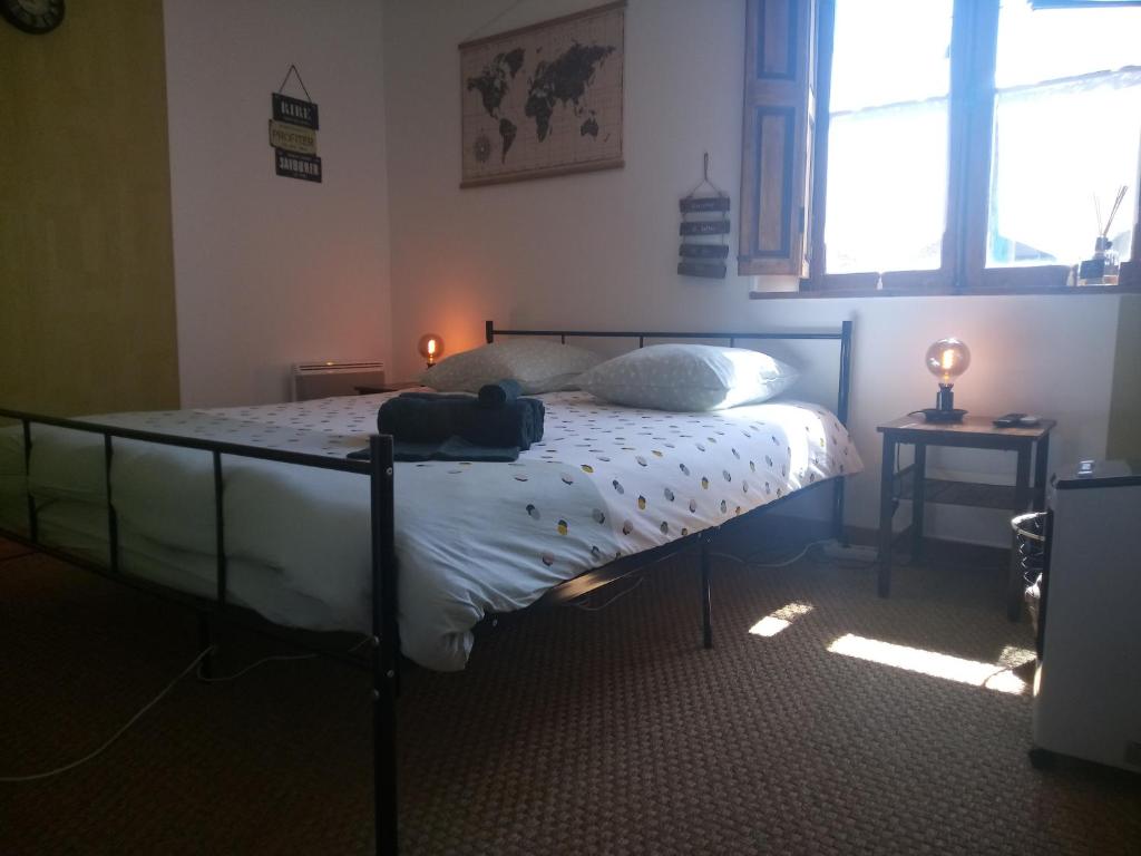 Uma cama ou camas num quarto em Rooftop Face à la Cité 'RFC'