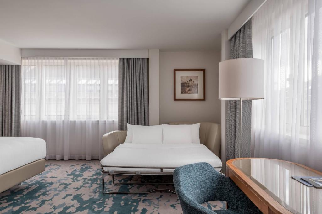 Postel nebo postele na pokoji v ubytování Vienna Marriott Hotel