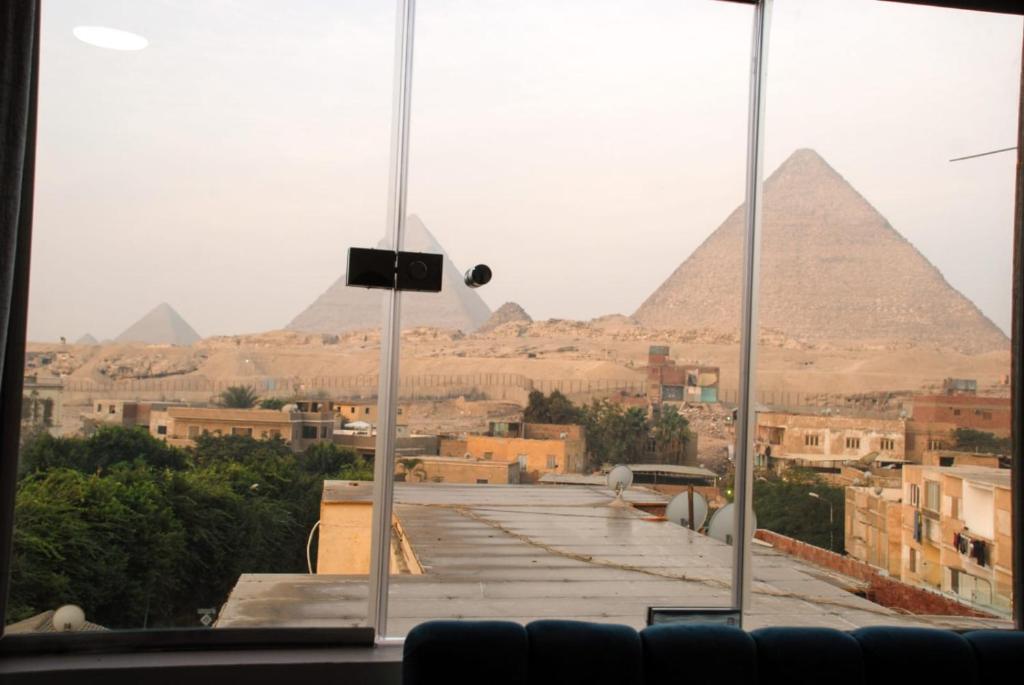 Üldine mäevaade või majutusasutusest pyramids show hotel pildistatud vaade