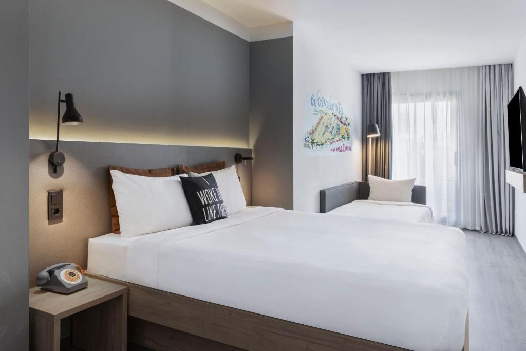 Posteľ alebo postele v izbe v ubytovaní Moxy Barcelona