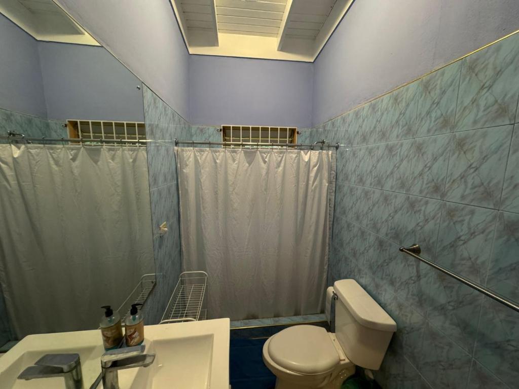 Koupelna v ubytování Shalom Suite 2, Manor Park