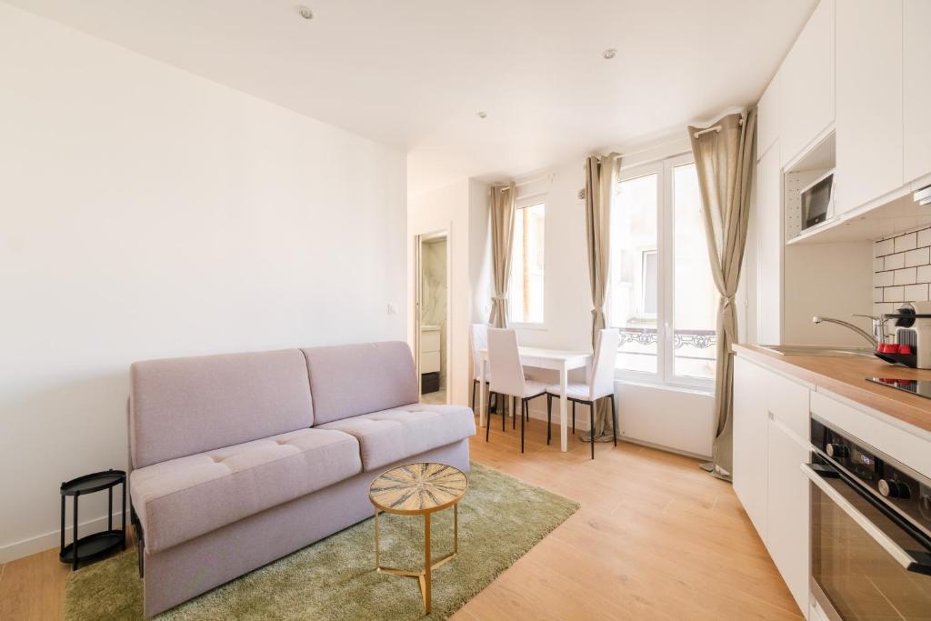 un salon avec un canapé et une table dans l'établissement Magic Apartment 4p Sacre Coeur, à Paris