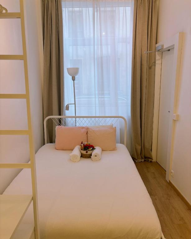 Postel nebo postele na pokoji v ubytování Benny's Rooms Brussels City Centre
