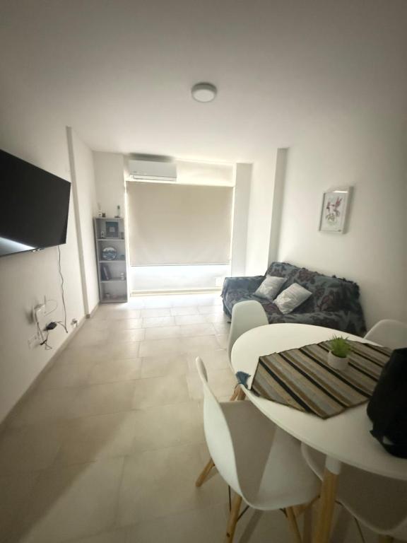 una sala de estar con una mesa y un sofá en Departamento céntrico San Juan, en San Juan