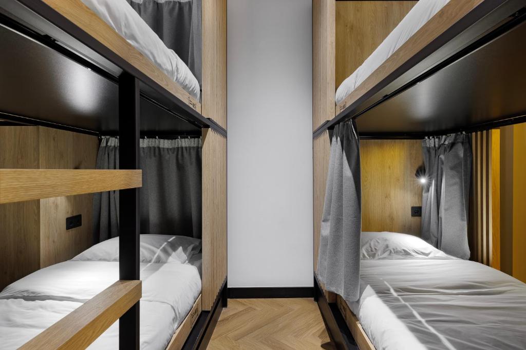 Postel nebo postele na pokoji v ubytování Retroverse Hostel