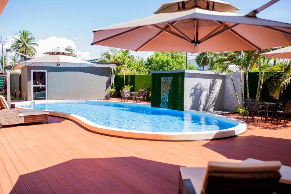 Piscina di Hibiscus Suites And Residences o nelle vicinanze