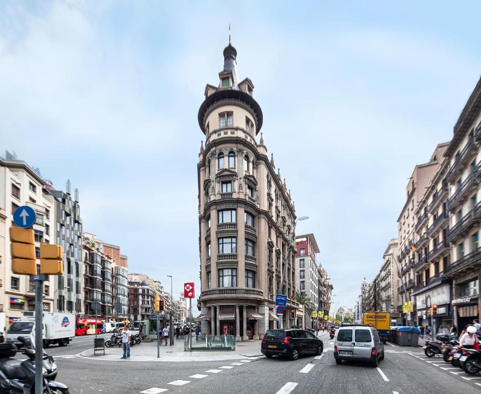 バルセロナにあるITC Barcelona By Soho Boutiqueの車の通る賑やかな街路の高層ビル