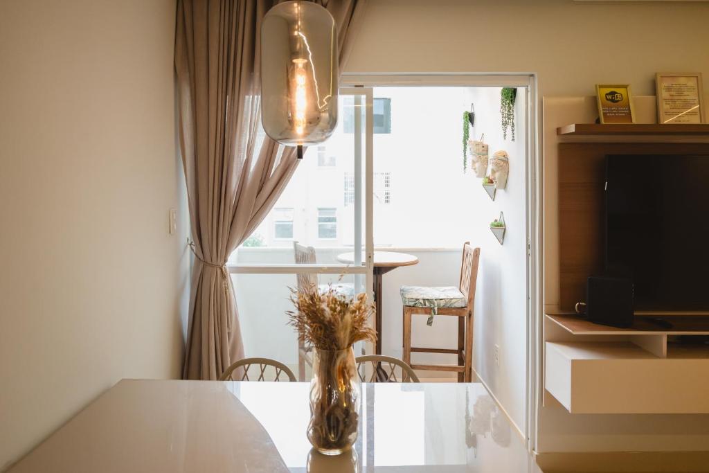 TV a/nebo společenská místnost v ubytování Apt Moderno Próximo da Praia de Atalaia