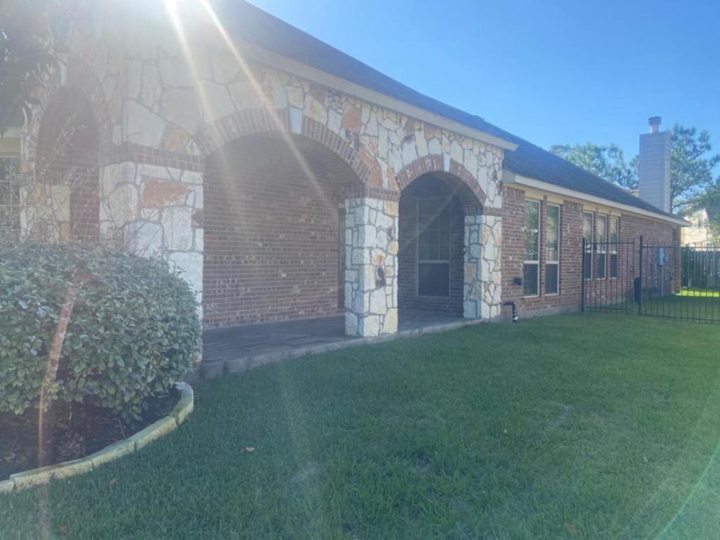 O grădină în afara Spacious 4 Bed & 2 Bath Home in the Woodlands, TX