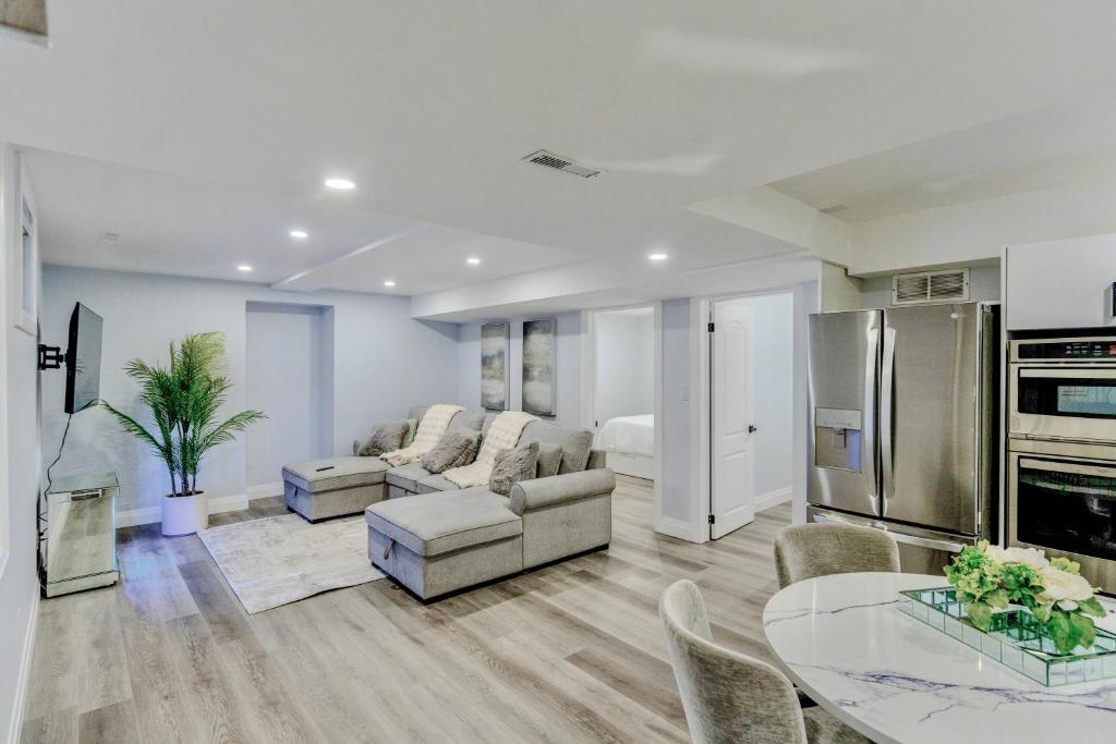 伦敦Luxurious Unit in Hyde Park的配有沙发和桌子的厨房和客厅