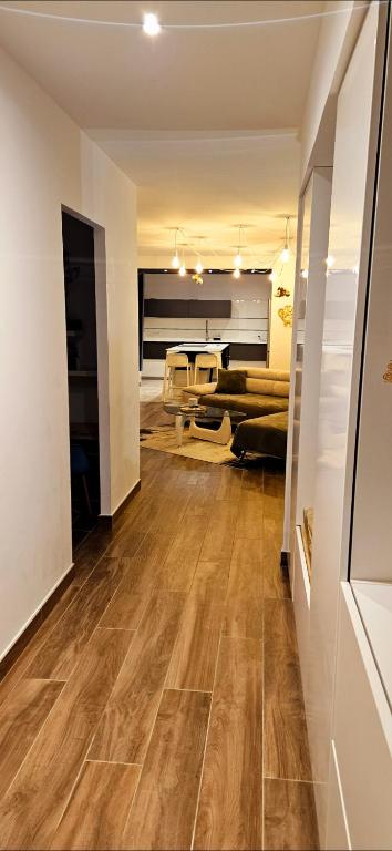 - un salon doté de parquet et d'un canapé dans l'établissement Maison 3 chambres, à Bastelicaccia