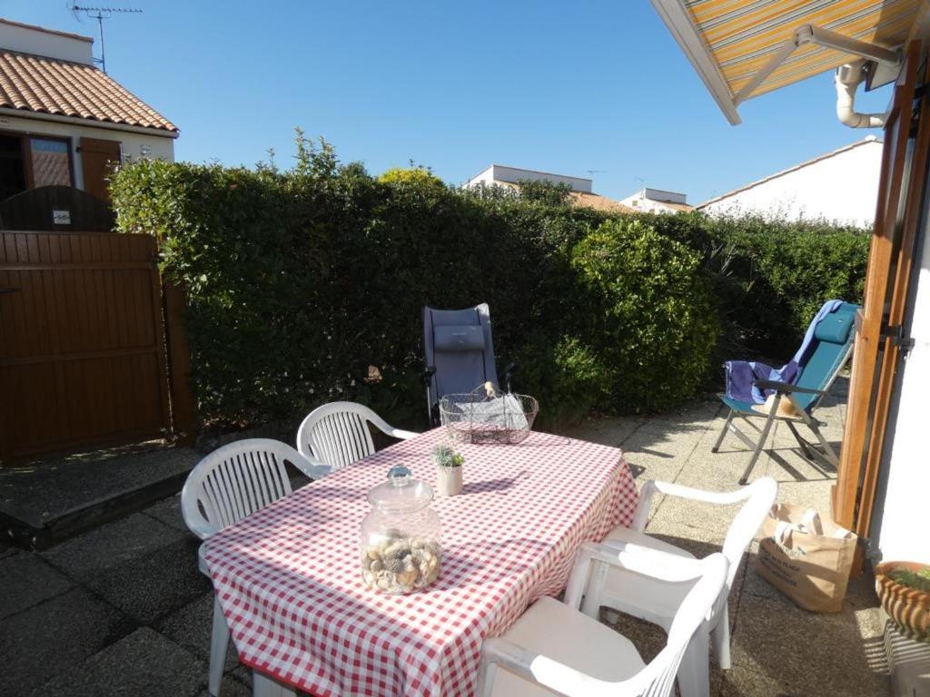 Fotografia z galérie ubytovania Maison de vacances 36m² avec piscine, terrasse et parking - Notre-Dame-de-Monts - FR-1-540-230 v destinácii Notre-Dame-de-Monts
