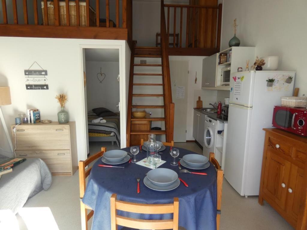 Kuchyňa alebo kuchynka v ubytovaní Maison de vacances 36m² avec piscine, terrasse et parking - Notre-Dame-de-Monts - FR-1-540-230