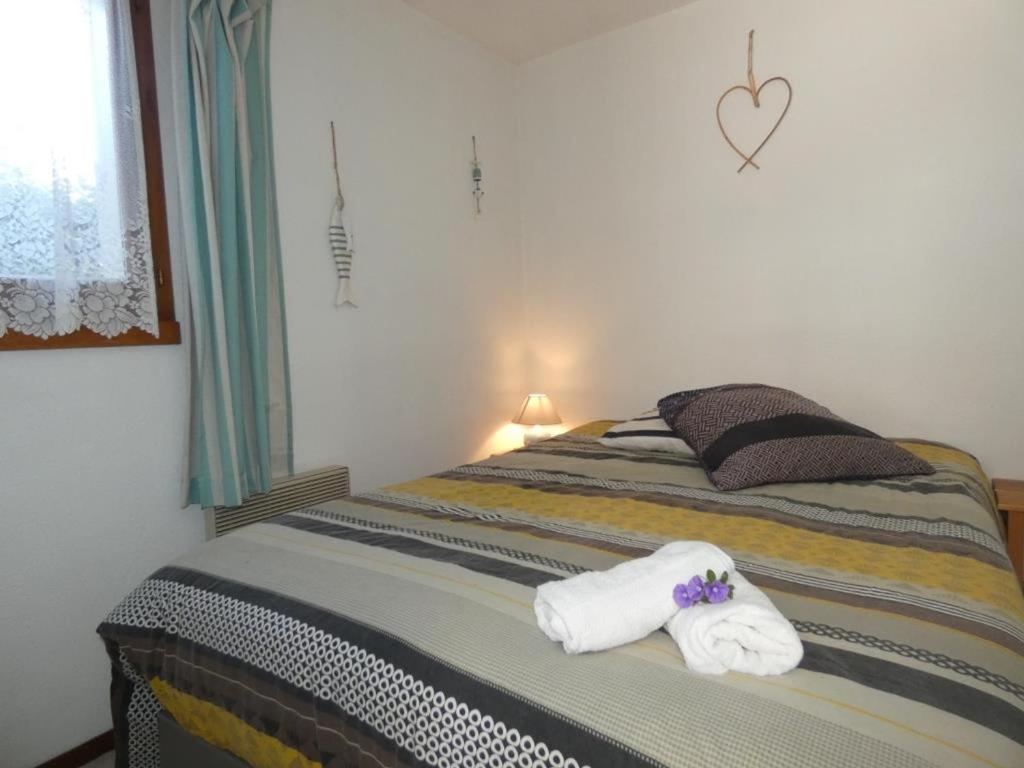 Posteľ alebo postele v izbe v ubytovaní Maison de vacances 36m² avec piscine, terrasse et parking - Notre-Dame-de-Monts - FR-1-540-230