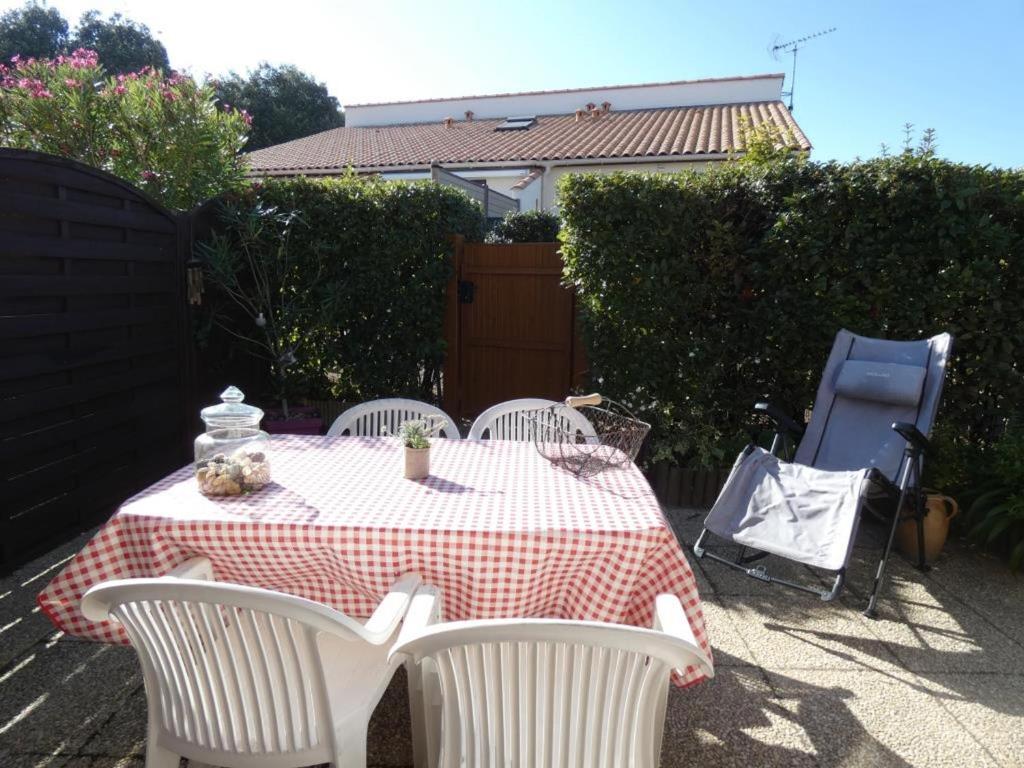 Fotografia z galérie ubytovania Maison de vacances 36m² avec piscine, terrasse et parking - Notre-Dame-de-Monts - FR-1-540-230 v destinácii Notre-Dame-de-Monts