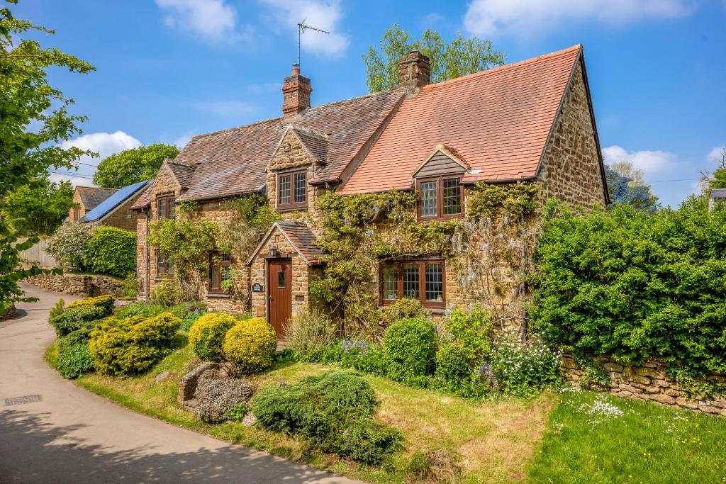an old stone house with a pathway at Tom Callows - Gorgeous Rural Cottage in Epwell! in Epwell
