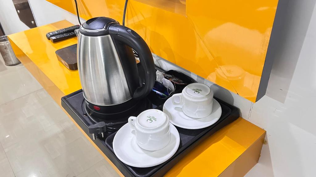 Příslušenství pro přípravu čaje a kávy v ubytování Hotel Platinum With Free Pickup-Delhi Airport