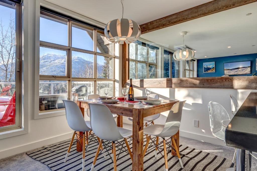 Posezení v ubytování THE LOOKOUT PENTHOUSE // a luxe suite in Whistler