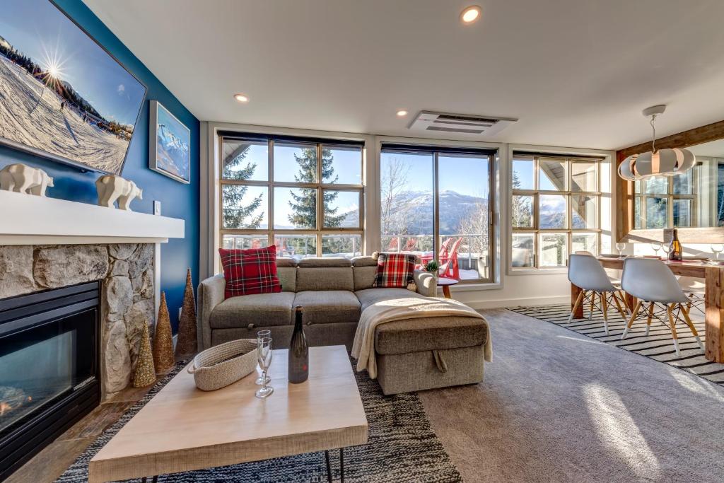 Posezení v ubytování THE LOOKOUT PENTHOUSE // a luxe suite in Whistler