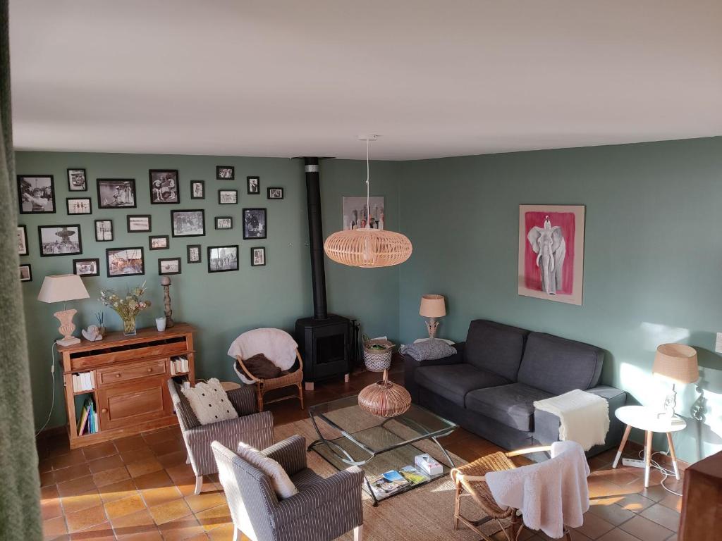 un salon avec un canapé et une table dans l'établissement Maison calme proche plage, jardin, wifi, animaux sur demande - FR-1-306-1290, à Mesquer