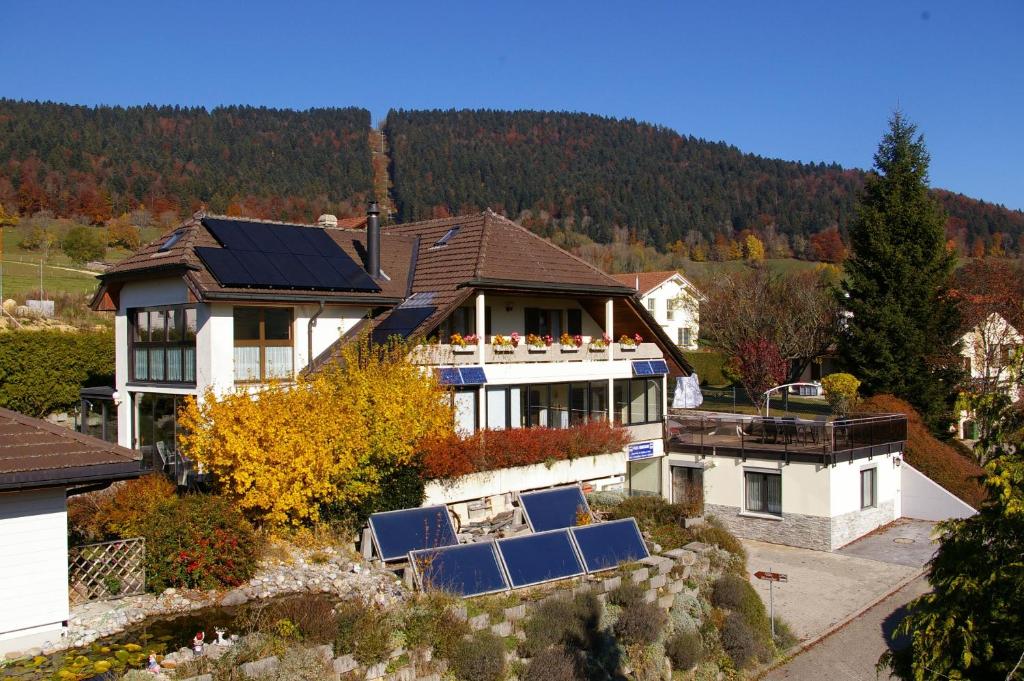 Travers的住宿－蒙卡爾姆住宿加早餐別墅酒店，享有房子的空中景色,上面设有太阳能电池板