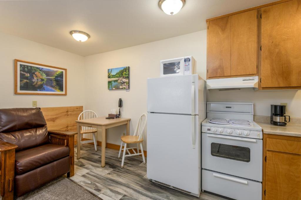 Kuchyň nebo kuchyňský kout v ubytování Ocean Suites Motel