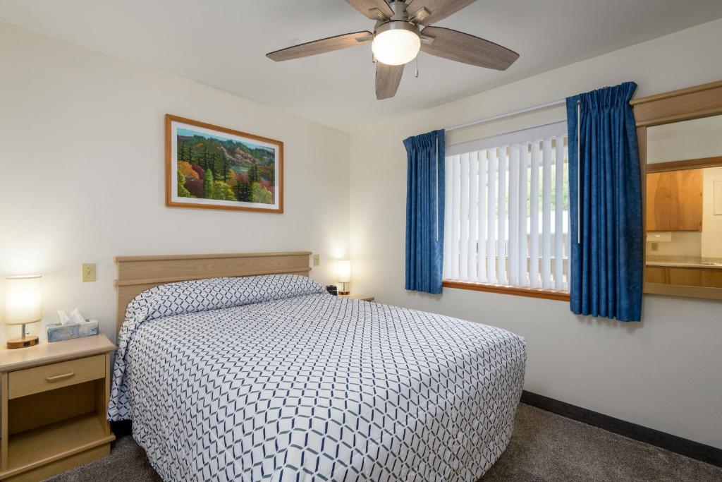 Postel nebo postele na pokoji v ubytování Ocean Suites Motel