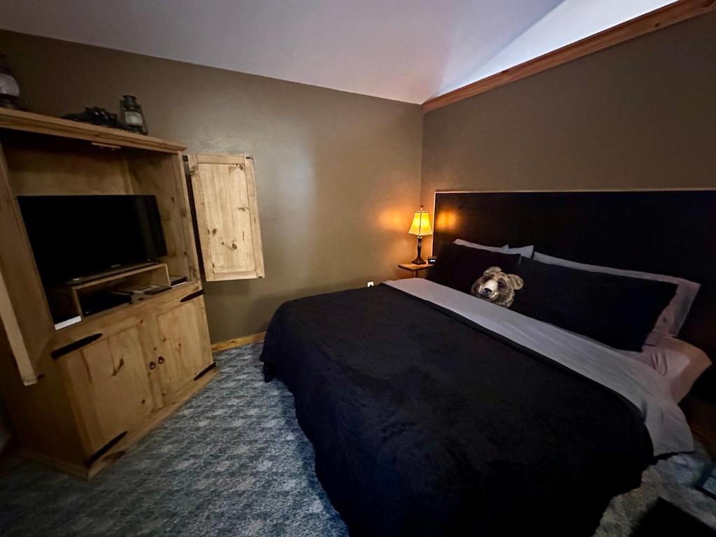 Ένα ή περισσότερα κρεβάτια σε δωμάτιο στο Cedar Creek Cabins #1 - Giant Spa Tub, Large Wooded Porch, Full Kitchen, 1 Bedroom