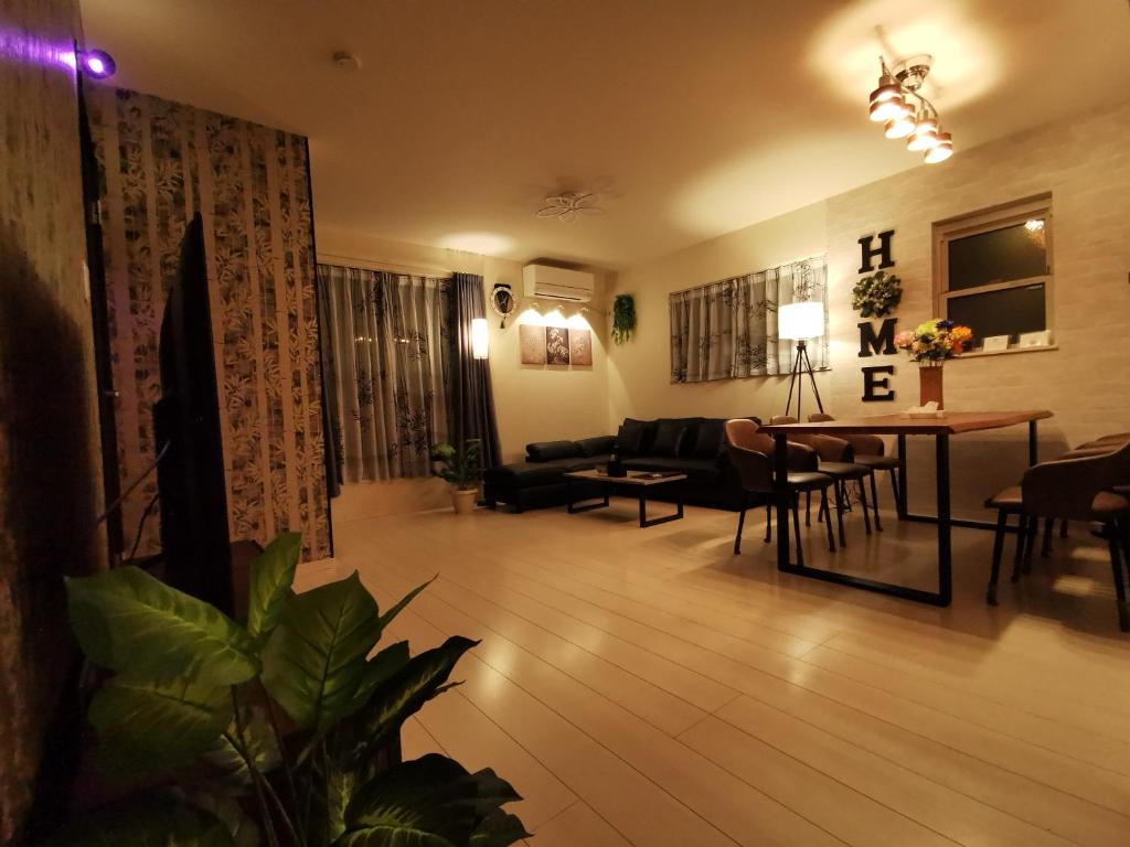 un salon avec un canapé et une table dans l'établissement UniveDo ユニブ堂, à Osaka