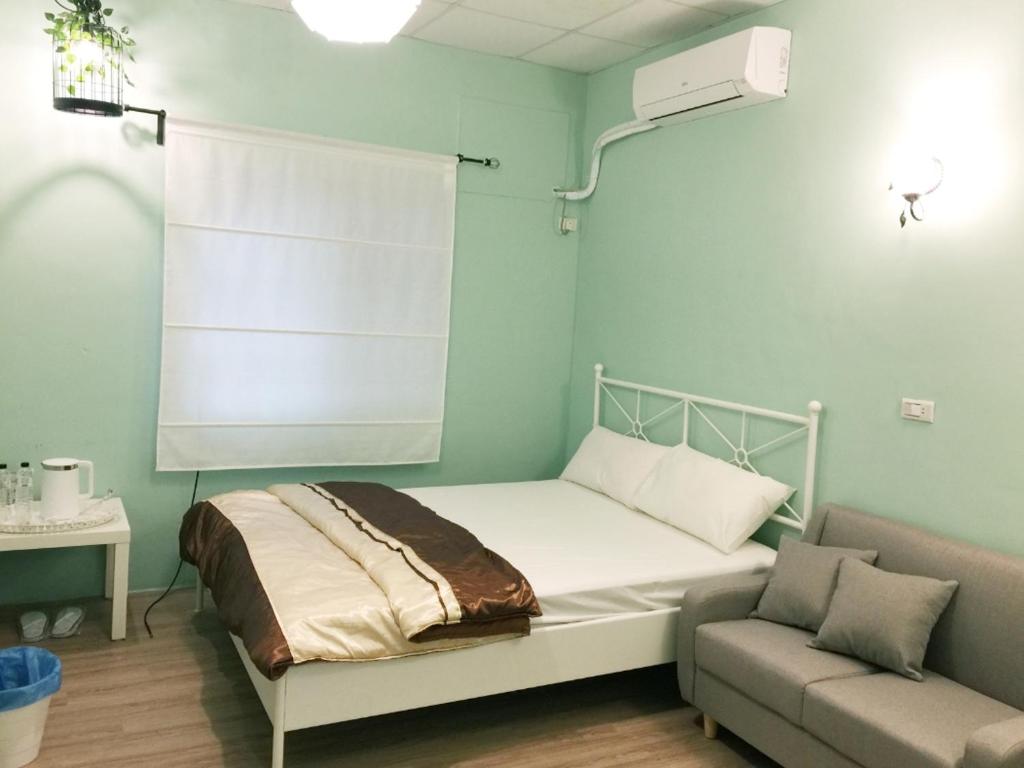 Postel nebo postele na pokoji v ubytování 森霖旅宿
