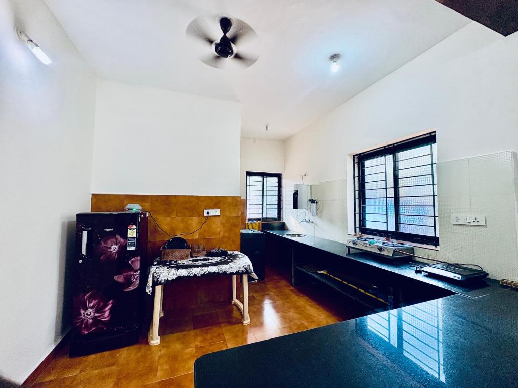 TV a/nebo společenská místnost v ubytování CBS 2Bhk Villa